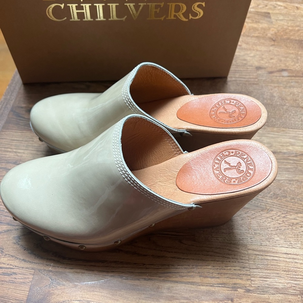 Penelope Chilvers Beige patent leather clogs